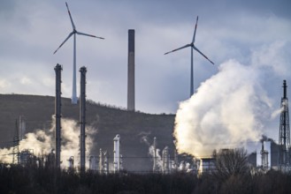 Ruhr oil refineries, Oberscholven slagheap wind farm, clouds of smoke, Gelsenkrichen, North