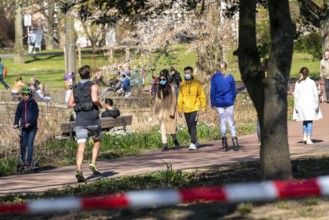 The city garden in the city centre of Essen, Saturday, 04.04.20, people keep to the contact ban,