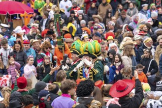 Rose Monday parade in Düsseldorf, groups of carnival societies and other participants in the street