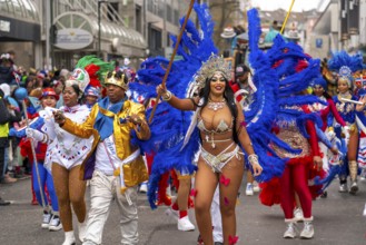 Rose Monday parade in Düsseldorf, groups of carnival societies and other participants in the street