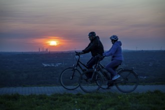 Evening atmosphere on the Hoheward spoil tip, with the STEAG Walsum CHP plant in the background, in