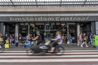 Cycle path, cycle motorway, on De Ruijterkade, at Amsterdam Centraal station, Amsterdam,