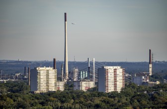 View over Duisburg-Hochheide, high-rise residential buildings, behind the old and new motorway