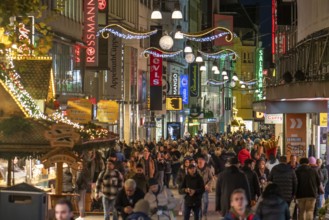 Pre-Christmas time in Dortmund, pedestrian zone, shopping street Westenhellweg, many people go