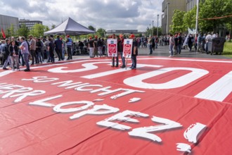 Demonstration by many thousands of steelworkers in front of the ThyssenKrupp headquarters in Essen