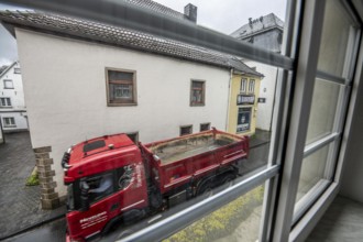 City centre traffic, lorry driving through the town of Breckerfeld, narrow passage in Frankfurter