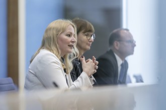 Bettina Stark-Watzinger (FDP), Federal Minister of Education and Research, and Christine