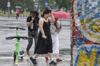 Tourists try to protect themselves from the rain, Berlin, 22.06.2024, Berlin, Berlin, Germany,