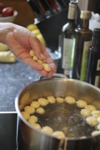 Swabian cuisine, preparation of broad beans with yeast dumplings, cooking raw yeast balls, cooking