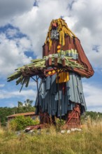 The Giant Vist, an 11.2 m high wooden sculpture by Calle Örnemark standing at highway E4 in