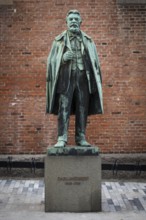 Bronze statue of Carl Jacobsen, Danish brewery entrepreneur, art collector and benefactor, in front