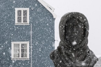 Bust of the Norwegian polar explorer Roald Amundsen, snow drift, Ny-Ålesund, Spitsbergen Island,