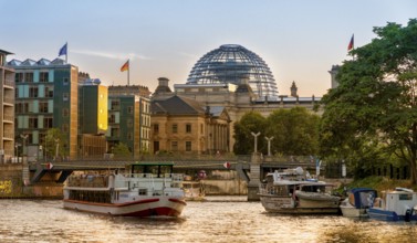 Evening sun, the Spree with the Reichatg and the Berlin government district, Berlin, Germany,