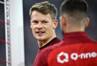 Goalkeeper Alexander Nübel VfB Stuttgart (33) portrait, smiling, in conversation with goalkeeper