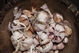 Fresh garlic, in a wooden plate, top view, close-up, no people