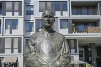 Bertolt Brecht, statue in front of the Berliner Ensemble, Schiffbauerdamm, Bertolt-Brecht-Platz,