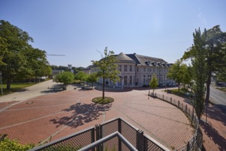 Roundabout with trees on Salinenstraße in Bad Salzuflen, Lippe district, North Rhine-Westphalia,