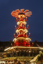 Christmas pyramid at the market, mulled wine stand, Christmas market, blue hour, Paderborn,