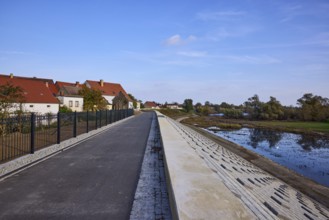 Dyke along the Alte Elbe, residential buildings with gardens, Mühlberg Elbe, Elbe-Elster district,