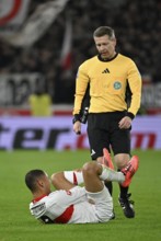 Referee Tobias Welz in discussion with Enzo Millot VfB Stuttgart (08) injured Injury on the ground,