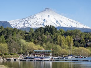 Excursion boats at lake Lago Villarica, volcano Villarica, La Auracania, Chile, South America