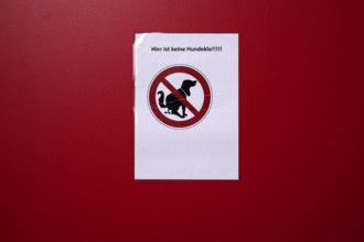 Sign, poster, HERE IS NO DOG PIT, dog poo, dog faeces, dog shit, ban, notice, Stuttgart,