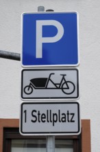 Traffic sign, car park, cargo bike, bike for transporting goods or people, 1 parking space,