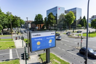 Digital billboard, by Ströer, at the crossroads, Martinstraße, Alfredstraße, B224, in Essen,