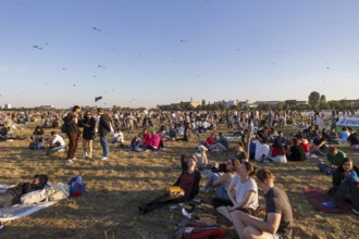 Drachenfest 2024, festival of giant kites, Stadt und Land, Tempelhofer Feld, Berlin, Germany, 21.09