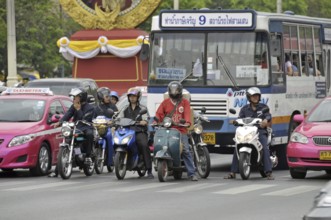 Motorbikes, mopeds and cars in traffic chaos, Ratchamnoen Klang Road, road traffic in Bangkok,