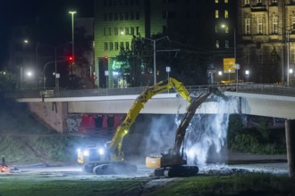 In the early hours of the morning, a section of the Carola Bridge collapsed for unknown reasons.