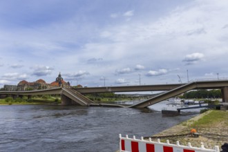 In the early hours of the morning, a section of the Carola Bridge collapsed for unknown reasons.