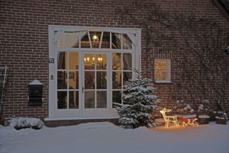 Europe Germany Lower Saxony Krs Stade, snow, farmhouse in winter, Christmas time, view into living