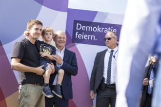 Olaf Scholz (Federal Chancellor, SPD) has his photo taken with visitors after a tour of the