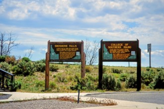 Snake River, Shoshone Falls, Tourist Boards, 6/91, Idaho, USA, North America