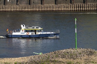 Water police boat, WSP 2, travelling on the Rhine near Düsseldorf, Altstadtufer, at extremely low