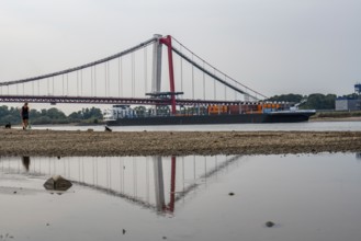 Rhine at Emmerich, extremely low water, Rhine level at 0 cm, falling trend, Rhine bridge B220,