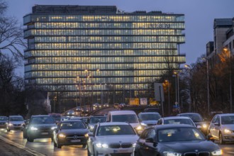 City centre traffic, Danziger Straße, B8, Düsseldorf, high-rise office building, evening traffic,