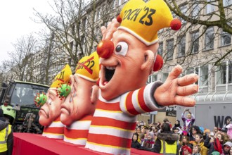 Rose Monday parade in Düsseldorf, street carnival, carnival float, by float builder Jacques Tilly,