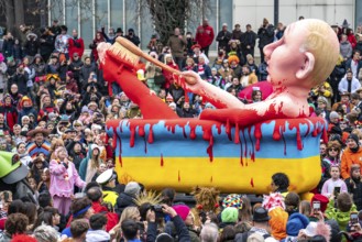 Rose Monday parade in Düsseldorf, street carnival, carnival float, by float builder Jacques Tilly,