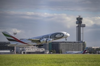 Emirates, Airbus A380-800, A6-EUT, on take-off at Düsseldorf International Airport, air traffic