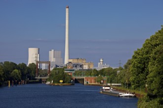 Rhine-Herne Canal at the Wanne-Eickel lock with the STEAG power station in Baukau, Herne, Ruhr