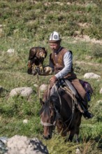 Traditional Kyrgyz eagle hunter, near Kysyl-Suu, Kyrgyzstan, Asia