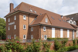 Climbing roses in front of the spa hotel, Wyk, Föhr, North Sea island, North Frisia,