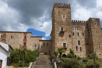 Steinburg mit Treppen und Vegetation vor einem bewölkten Himmel, Wallfahrtskirche und Kloster, Real