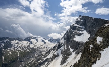 View from the Nördliche Mörchnerscharte with summit Kleiner Mörchner, behind mountain peak Greizer