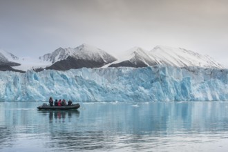 Rubber dinghy with tourists, glacier edge of Monacobreen, Liefdefjord, Woodfjord area, Spitsbergen