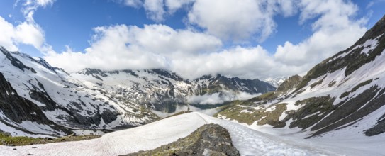 Panorama, hiking trail with cairns, mountain landscape with snow fields, summit Hoher Weißzint and