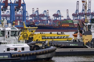 Port of Hamburg, HHLA Container Terminal Burchardkai, Athabaskakai, on the Elbe, container feeder