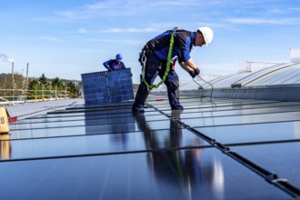 Installation of solar modules on the roof of a commercial enterprise, over 400 photovoltaic modules